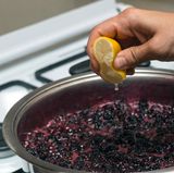 Säure  Zitronen- oder Limettensaft ist aus zwei Gründen wichtig: Die Marmelade schmeckt ausgewogener und das enthaltene Pektin in den Früchten braucht Säure, um seine Wirkung zu entfalten. Erst zum Schluss fügt man die Zitrone oder Limette hinzu. Pro Kilogramm Früchte reichen zwei Esslöffel Säure. 