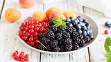 Früchte  Marmeladen müssen in Balance stehen – mit diesen drei Zutaten: Früchte, Zucker und Säure. Es gilt: Die Marmelade wird nur so gut wie das Ausgangsprodukt ist. Das heißt, achten Sie darauf, dass ihre Erdbeeren, Brombeeren oder Pflaumen genau richtig reif sind, einen hohen Pektingehalt haben, der für die Bindung sorgt, und nicht bereits in ihrem eigenen Saft schwimmen. Sie sollten nicht überreif sein. Verwenden Sie für Marmelade mindestens zwei Kilogramm Früchte Ihrer Wahl.