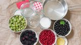 Equipment  Was Sie fürs Marmelade kochen brauchen? Einen guten schweren Topf, einen Holzlöffel oder einen Teigschaber, ein Sieb, saubere Marmeladengläser, Zucker, Zitrone und Früchte nach Wahl.
