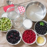 Equipment  Was Sie fürs Marmelade kochen brauchen? Einen guten schweren Topf, einen Holzlöffel oder einen Teigschaber, ein Sieb, saubere Marmeladengläser, Zucker, Zitrone und Früchte nach Wahl.