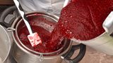 Sieb  Wer keine Lust auf Kerne in der Marmelade hat - und einen samt-weichen Fruchtaufstrich möchte, gibt die noch heiße Fruchtmasse durch ein Sieb.