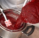 Sieb  Wer keine Lust auf Kerne in der Marmelade hat - und einen samt-weichen Fruchtaufstrich möchte, gibt die noch heiße Fruchtmasse durch ein Sieb.