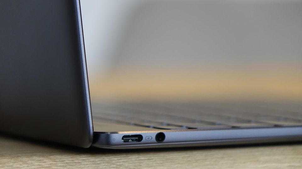 zwei USB-C-Schnittstellen und eine Kopfhörerbuchse - mehr Anschlüsse hat das Matebook X nicht.