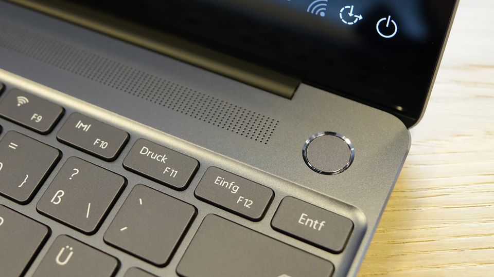 Der An/Aus-Schalter hat einen eingebauten Fingerabdruckscanner. Der An/Aus-Schalter hat einen eingebauten Fingerabdruckscanner.
