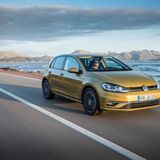 Wirklich keine Überraschung: Der Golf liegt als Klassen-Namensgeber im Kompakt-Ranking mit großem Abstand vorne. 16.363 Einheiten wurden im Juli verkauft, rechnet man die sieben (!) eng verwandten Jetta-Exemplare noch dazu, sind es sogar 16.370. Ab 19.625 Euro ist man mit dem 1.0 TSI mit 81 kW/110 PS dabei, der laut Norm 4,8 Liter Super auf 100 Kilometer schluckt, in 9,9 Sekunden von 0 auf 100 spurtet und maximal 196 km/h schnell ist. Zwei zusätzliche Türen kosten 900 Euro extra.