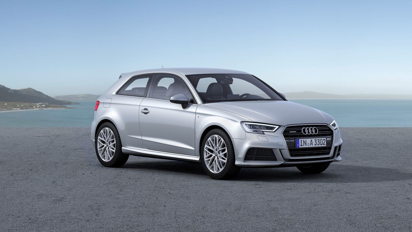 Rang zwei in der Kompakt-Hierarchie belegt im Juli der Audi A3/S3, der etwas feinere Bruder des Golf, der exakt 4.898 Mal neu zugelassen wurde. Als 1.0 TFSI mit 6-Gangschaltung und 85 kW/116 PS kostet er ab 23.750 Euro. Die Basis-Daten: 0 bis 100 km/h in 9,6 Sekunden, Höchstgeschwindigkeit 206 km/h, Normverbrauch je nach Bereifung 4,5 bis 4,7 Liter pro 100 Kilometer. Zwei Extra-Türen gibt es nur in der Version Sportback, die kostet ab 25.340 Euro.
