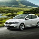 Die Bronze-Medaille der Kompakt-Atlethen konnte im Juli der Skoda Oktavia erringen, auch er stammt aus dem VW-Konzern. Der beliebte Tscheche mit dem überdurchschnittlich großen Platzangebot schluckt als 1,0 Liter TSI mit 85 kW/116 PS und 6-Gangschaltung im Schnitt 4,8 Liter Sprit, er ist in 9,9 Sekunden auf 100 und bis zu 203 km/h schnell. Der Preis: ab 19.350 Euro.
