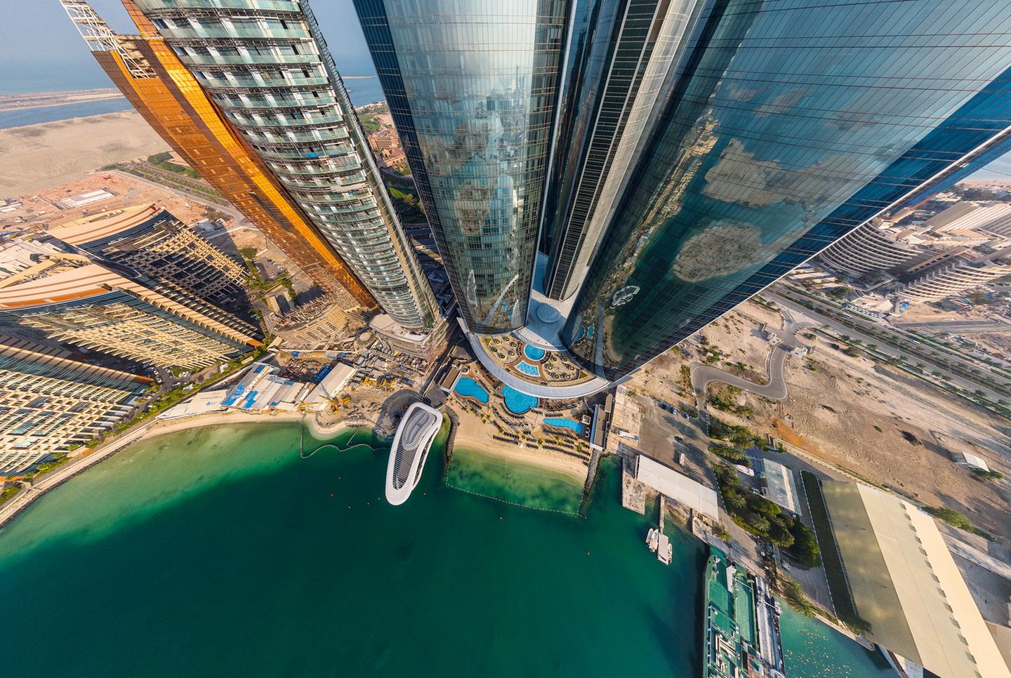 Perspektivwechsel dank der Drohnentechnik: Die verspiegelte Fassade ist Teil der Etihad Towers in Abu Dhabi, der Hauptstadt der Vereinigten Arabischen Emirate.