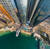 Perspektivwechsel dank der Drohnentechnik: Die verspiegelte Fassade ist Teil der Etihad Towers in Abu Dhabi, der Hauptstadt der Vereinigten Arabischen Emirate.