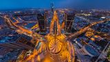 Obelisk mit schiefen Türmen: Die je 114 Meter hohen Zwillingstürme an der Puerta de Europa in Madrid haben einen Neigungswinkel von 15 Grad, der jedoch durch die Fisheye-Perspektive korrigiert wird.