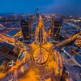 Obelisk mit schiefen Türmen: Die je 114 Meter hohen Zwillingstürme an der Puerta de Europa in Madrid haben einen Neigungswinkel von 15 Grad, der jedoch durch die Fisheye-Perspektive korrigiert wird.