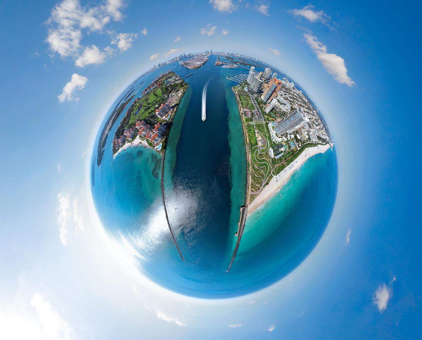 Mit dem Speedboat raus aufs Meer: Die Hafeneinfahrt von Miami mit türkisfarbenem Wasser und weißen Sandstränden.