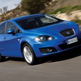 Auf Platz fünf fühlt sich ein fescher Spanier mit 3.559 verkauften Exemplaren pudelwohl. Der Seat Leon bringt schickes Design und solide VW-Technik unter eine Haube und in die Kompaktklasse. Die Version mit dem 81 kW/110 PS starken 1.2 TSI-Motor mit 6-Gangschaltgetriebe ist erst ab der zweiten Ausstattungsstufe Reference und ab 19.260 Euro zu haben. 194 km/h sind damit maximal drin, der Normverbrauch des Fünftürers liegt bei 4,9 Liter.