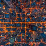 Straßenschluchten, durch die flüssiges Kupfer fließt und glüht: Downtown Seattle bei Nacht.