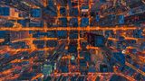 Straßenschluchten, durch die flüssiges Kupfer fließt und glüht: Downtown Seattle bei Nacht.