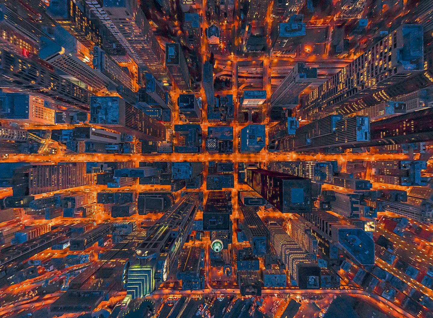 Straßenschluchten, durch die flüssiges Kupfer fließt und glüht: Downtown Seattle bei Nacht.