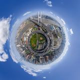 Wie ein Globus wirkt dieses mit dem Fisheye aufgenommene Foto: Es zeigt die Nanpu-Brücke über den Huangpu-Fluss in Shanghai.