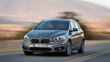Starke Leistung: Der BMW 2er liegt mit 3.425 zugelassenen Neufahrzeugen im Juli auf Rang sechs der Statistik des Kraftfahrtbundesamtes (KBA). Exemplarisch für die große 2er-Familie steht hier der 218i Active Tourer mit Sechsgang-Handschalter, 100 kW/136 PS und einem Normverbrauch von 5,1 bis 5,3 Liter Super auf 100 Kilometer. Angeboten wird er ab 28.900 Euro. Der Familien-BMW ist bis zu 205 km/h schnell, in 9,5 Sekunden auf 100 und schluckt auf 100 Prüfstands-Kilometer zwischen 4,9 und 5,2 Liter.