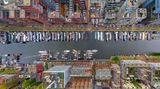 Neubauten in einer alten Stadt am Wasser: Die Aufnahme aus der Vogelperspektive entstand in Amsterdam und ist dem Bildband "Neue Weltbilder - Atemberaubende Ansichten unserer Erde" entnommen.
