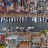 Neubauten in einer alten Stadt am Wasser: Die Aufnahme aus der Vogelperspektive entstand in Amsterdam und ist dem Bildband "Neue Weltbilder - Atemberaubende Ansichten unserer Erde" entnommen.