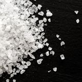 Auf Island wird Salz hergestellt, indem Salzwasser über geothermischen Quellen verdunstet. Es gibt Salz, das mit schwarzer Lava gemischt wird, oder mit arktischem Thymian gewürzt ist. Das Highlight aber ist geräuchertes Salz über Birken. Das schmeckt besonders gut zu Eiern.