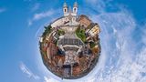 Blick auf die Welt mit Fisheye von oben: Im Zentrum steht eine weltberühmte Treppe, der Weg zwischen einem Brunnen und einer Kirche. Richtig, es handelt sich um die Spanische Treppe in Rom.