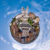 Blick auf die Welt mit Fisheye von oben: Im Zentrum steht eine weltberühmte Treppe, der Weg zwischen einem Brunnen und einer Kirche. Richtig, es handelt sich um die Spanische Treppe in Rom.