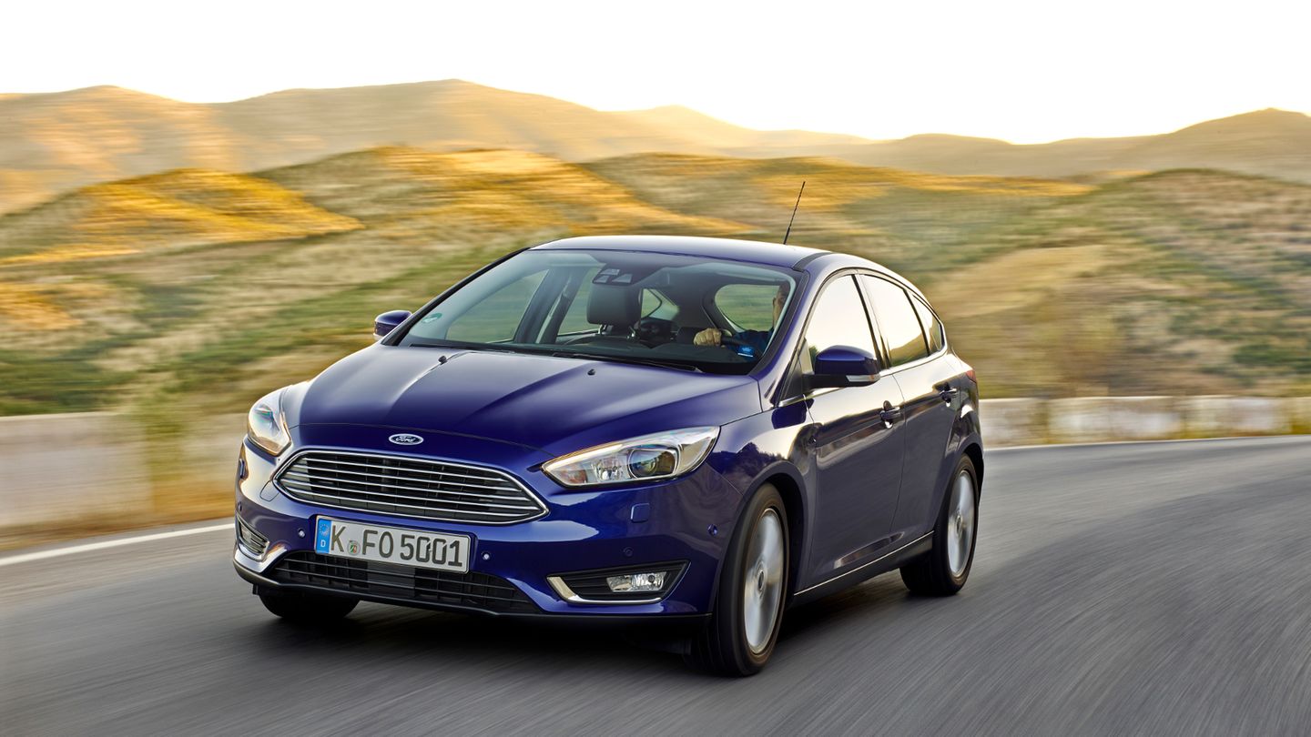 Der Ford Focus konnte sich mit 2.650 Neuzulassungen nur für den vorletzten Platz der besten Zehn qualifizieren. Der Kölner Kompakte wird in der schon ganz ordentlich bestückten Basisausstattung namens Trend regulär ab 18.900 Euro angeboten. Mit dem feinen 1,0 Liter EcoBoost-Benziner mit 92 kW/125 PS und 6-Gang-Handschalter kostet er laut "unverbindlicher Aktionspreisempfehlung" ab 17.490 Euro. Der Normverbrauch liegt bei 4,7 Liter, die Spitze bei 193 km/h und der Beschleunigungswert beträgt 11,0 Sekunden.