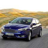 Der Ford Focus konnte sich mit 2.650 Neuzulassungen nur für den vorletzten Platz der besten Zehn qualifizieren. Der Kölner Kompakte wird in der schon ganz ordentlich bestückten Basisausstattung namens Trend regulär ab 18.900 Euro angeboten. Mit dem feinen 1,0 Liter EcoBoost-Benziner mit 92 kW/125 PS und 6-Gang-Handschalter kostet er laut "unverbindlicher Aktionspreisempfehlung" ab 17.490 Euro. Der Normverbrauch liegt bei 4,7 Liter, die Spitze bei 193 km/h und der Beschleunigungswert beträgt 11,0 Sekunden.
