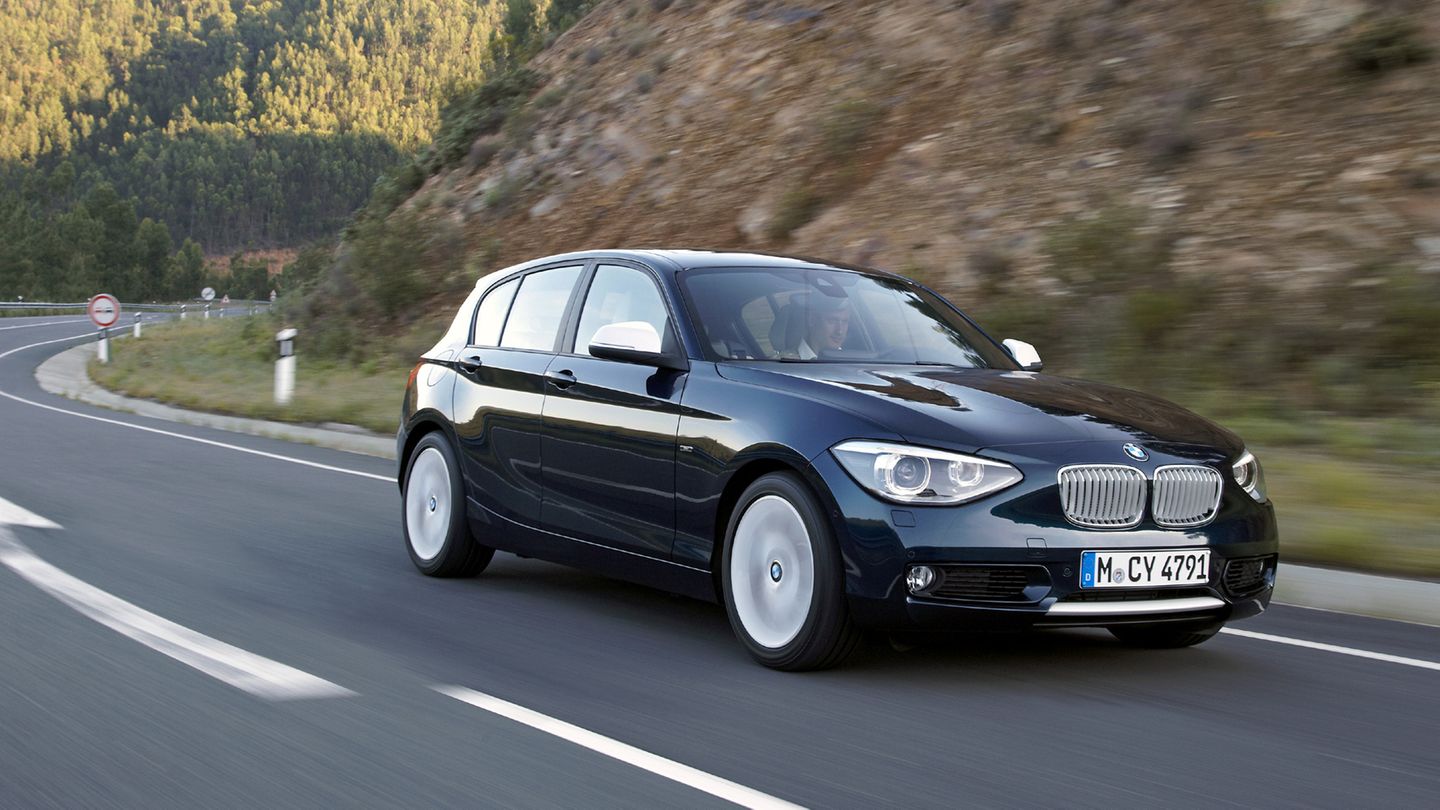 Zulassungs-Statistik: Einen Rang unter dem 2er hat sich der kompaktere 1er BMW platziert. Er wurde im Juli 3.183 Mal neu zugelassen. Als 116i mit 80 kW/109 PS und einem Normverbrauch zwischen 5,0 und 5,4 Liter ist die fünftürige Version mit Handschalter ab 25.400 Euro im Angebot. Die Fahrleistungen: 10,9 Sekunden, 195 km/h. Einen Rang unter dem 2er hat sich der kompaktere 1er BMW platziert. Er wurde im Juli 3.183 Mal neu zugelassen. Als 116i mit 80 kW/109 PS und einem Normverbrauch zwischen 5,0 und 5,4 Liter ist die fünftürige Version mit Handschalter ab 25.400 Euro im Angebot. Die Fahrleistungen: 10,9 Sekunden, 195 km/h.