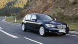 Einen Rang unter dem 2er hat sich der kompaktere 1er BMW platziert. Er wurde im Juli 3.183 Mal neu zugelassen. Als 116i mit 80 kW/109 PS und einem Normverbrauch zwischen 5,0 und 5,4 Liter ist die fünftürige Version mit Handschalter ab 25.400 Euro im Angebot. Die Fahrleistungen: 10,9 Sekunden, 195 km/h.