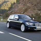 Einen Rang unter dem 2er hat sich der kompaktere 1er BMW platziert. Er wurde im Juli 3.183 Mal neu zugelassen. Als 116i mit 80 kW/109 PS und einem Normverbrauch zwischen 5,0 und 5,4 Liter ist die fünftürige Version mit Handschalter ab 25.400 Euro im Angebot. Die Fahrleistungen: 10,9 Sekunden, 195 km/h.