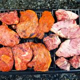 Auf den Wiesen Islands wächst Seegras und Engelwurz, kein Wunder also, dass das Fleisch der isländischen Lämmer zum schmackhaftesten der Welt zählt. Traditionelle Gerichte sind Lamm-Eintopf, geräuchertes Lamm, das kalt mit Roggenbrot oder warmen Kartoffeln gegessen wird.