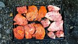 Auf den Wiesen Islands wächst Seegras und Engelwurz, kein Wunder also, dass das Fleisch der isländischen Lämmer zum schmackhaftesten der Welt zählt. Traditionelle Gerichte sind Lamm-Eintopf, geräuchertes Lamm, das kalt mit Roggenbrot oder warmen Kartoffeln gegessen wird.