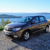 Und hier ist die Nummer zehn der Neuzulassungs-Parade des Monats Juli: Der eher sehr kompakt ausgefallene Kompakte Dacia Sandero, der 2.281 Mal erstmals Nummernschilder zugeteilt bekam. Er liegt zwar zahlenmäßig auf dem letzten Platz der Top Ten, kann sich beim Thema Preise aber ganz nach vorne schieben. Der Basispreis liegt bei 6.990 Euro, wer sich etwa für den TCe 90 Start & Stop mit 66 kW/90 PS entscheidet, ist in der feineren Version Lauréate ab 10.750 Euro im Spiel. 175 km/h sind damit drin, eine Sprintzeit von 11,0 ebenso - und ein Normverbrauch von 4,9 Liter je 100 Kilometer.