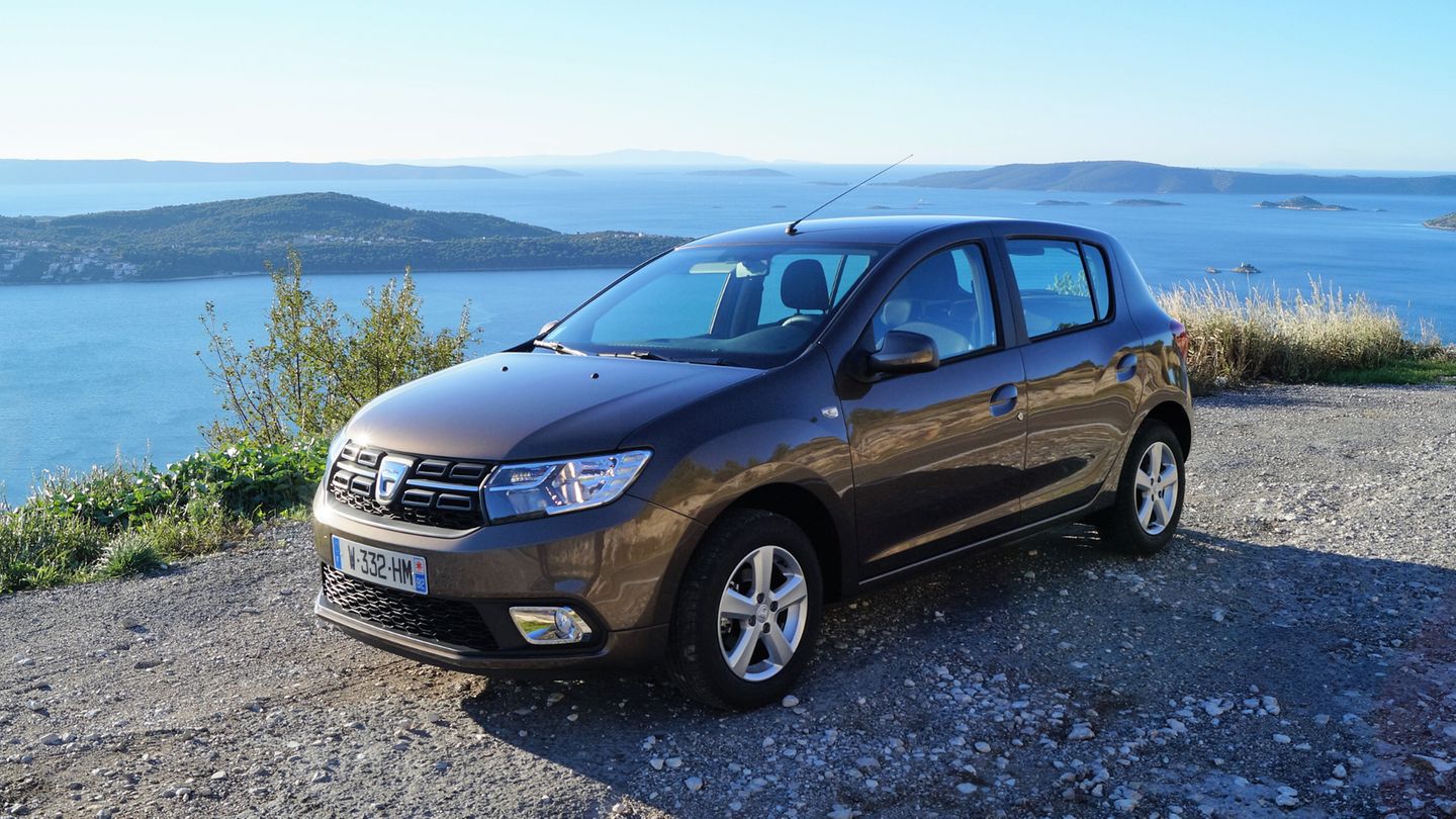 Zulassungs-Statistik: Und hier ist die Nummer zehn der Neuzulassungs-Parade des Monats Juli: Der eher sehr kompakt ausgefallene Kompakte Dacia Sandero, der 2.281 Mal erstmals Nummernschilder zugeteilt bekam. Er liegt zwar zahlenmäßig auf dem letzten Platz der Top Ten, kann sich beim Thema Preise aber ganz nach vorne schieben. Der Basispreis liegt bei 6.990 Euro, wer sich etwa für den TCe 90 Start & Stop mit 66 kW/90 PS entscheidet, ist in der feineren Version Lauréate ab 10.750 Euro im Spiel. 175 km/h sind damit drin, eine Sprintzeit von 11,0 ebenso - und ein Normverbrauch von 4,9 Liter je 100 Kilometer. Und hier ist die Nummer zehn der Neuzulassungs-Parade des Monats Juli: Der eher sehr kompakt ausgefallene Kompakte Dacia Sandero, der 2.281 Mal erstmals Nummernschilder zugeteilt bekam. Er liegt zwar zahlenmäßig auf dem letzten Platz der Top Ten, kann sich beim Thema Preise aber ganz nach vorne schieben. Der Basispreis liegt bei 6.990 Euro, wer sich etwa für den TCe 90 Start & Stop mit 66 kW/90 PS entscheidet, ist in der feineren Version Lauréate ab 10.750 Euro im Spiel. 175 km/h sind damit drin, eine Sprintzeit von 11,0 ebenso - und ein Normverbrauch von 4,9 Liter je 100 Kilometer.
