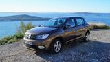 Und hier ist die Nummer zehn der Neuzulassungs-Parade des Monats Juli: Der eher sehr kompakt ausgefallene Kompakte Dacia Sandero, der 2.281 Mal erstmals Nummernschilder zugeteilt bekam. Er liegt zwar zahlenmäßig auf dem letzten Platz der Top Ten, kann sich beim Thema Preise aber ganz nach vorne schieben. Der Basispreis liegt bei 6.990 Euro, wer sich etwa für den TCe 90 Start & Stop mit 66 kW/90 PS entscheidet, ist in der feineren Version Lauréate ab 10.750 Euro im Spiel. 175 km/h sind damit drin, eine Sprintzeit von 11,0 ebenso - und ein Normverbrauch von 4,9 Liter je 100 Kilometer.