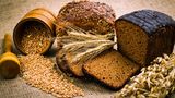 Das Roggenbrot auf Island ist weich und von ähnlicher Konsistenz wie Kuchen. Es wird unter der Erde langsam gebacken, die Isländer nutzen dafür geothermische Wärme. Die Isländer essen dazu am liebsten Käse oder Rhabarber-Marmelade.