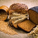 Das Roggenbrot auf Island ist weich und von ähnlicher Konsistenz wie Kuchen. Es wird unter der Erde langsam gebacken, die Isländer nutzen dafür geothermische Wärme. Die Isländer essen dazu am liebsten Käse oder Rhabarber-Marmelade.