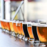 Bis 1989 war Bier auf Island gesetzlich verboten. Jetzt gibt es dafür Mikrobrauereien an fast jeder Stelle auf der Insel. Die meisten Cafés und Restaurants haben Bier auf der Getränkekarte stehen, manche bieten sogar "Tasters" zum Probieren an - also fünf oder sechs verschiedene Biere, die zusammen serviert werden. 