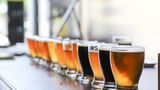 Bis 1989 war Bier auf Island gesetzlich verboten. Jetzt gibt es dafür Mikrobrauereien an fast jeder Stelle auf der Insel. Die meisten Cafés und Restaurants haben Bier auf der Getränkekarte stehen, manche bieten sogar "Tasters" zum Probieren an - also fünf oder sechs verschiedene Biere, die zusammen serviert werden. 