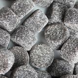 Isländer sind verrückt nach Lakritze: Sie verwenden die Süßigkeit in Kuchen, Meringues oder in Eiscreme. Gut schmecken auch salzige Lakritze und Lakritze-Schokolade, die man in jedem Supermarkt kaufen kann.