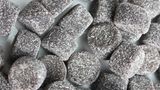 Isländer sind verrückt nach Lakritze: Sie verwenden die Süßigkeit in Kuchen, Meringues oder in Eiscreme. Gut schmecken auch salzige Lakritze und Lakritze-Schokolade, die man in jedem Supermarkt kaufen kann.