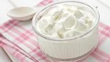 Skyr ist ein typisches isländisches Milchprodukt. Es ist vergleichbar mit Quark oder dickflüssigem Joghurt. Jeder Hof auf Island stellte das Milchprodukt früher selber her. Das Rezept geht auf isländische Bauern zurück.