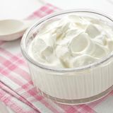 Skyr ist ein typisches isländisches Milchprodukt. Es ist vergleichbar mit Quark oder dickflüssigem Joghurt. Jeder Hof auf Island stellte das Milchprodukt früher selber her. Das Rezept geht auf isländische Bauern zurück.