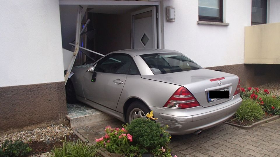 "Mit der Tür ins Haus" - Crash in Mannheim