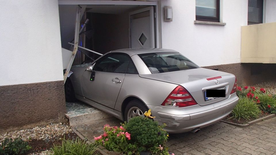 "Mit der Tür ins Haus" - Crash in Mannheim "Mit der Tür ins Haus" - Crash in Mannheim