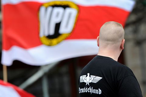 Nasenspray mit Oxytocin gegen Fremdenhass: Ein Unterstützer der NPD auf einer Kundgebung in Berlin