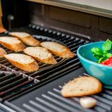 Heizen Sie den Grill ein und legen Sie die Brotscheiben für etwa 5 bis 10 Minuten aufs Rost. Mehrmals wenden.