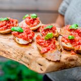 Basta! Genießen Sie die köstliche Bruschetta direkt vom Grill. Buon appetito!